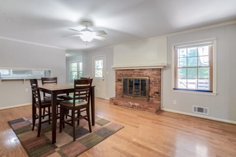 Renovated Hampton House Quiet Neighborhood! (id. 3818)