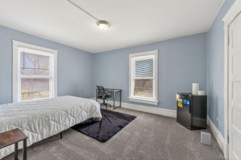 SUPER HOST  Spacious Rooms + Mini Fridge in Every Room  | Clean & Comfortable Living (id. 28673)