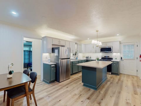 Experience Modern CoLiving - Private Furnished Rooms | All Utilities |  Easy Fast Approval | Move In Today (id. 17904)
