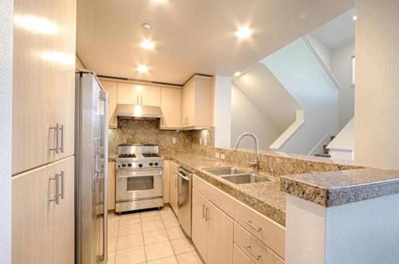 Room in 3bd/2ba (oakland-Alameda)