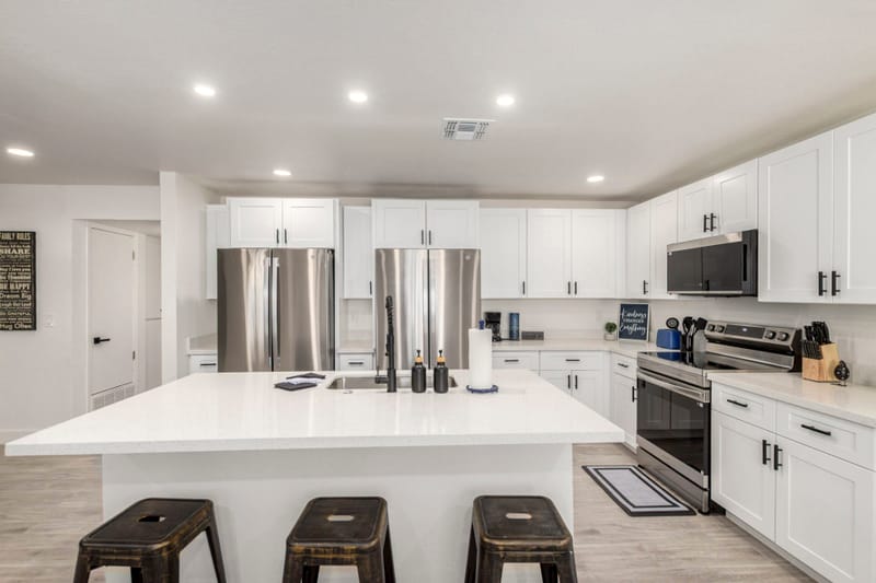 5-STAR MODERN HOME! |  Plush Queen Beds |  Ultra FAST Fiber WiFi  |  Dual AC Comfort |  Dual Washers & Dryers |  Safe Area & Walkable| Close to Downtown Mesa Oasis, Light Rail, Dining, and Arts (id. 18612)