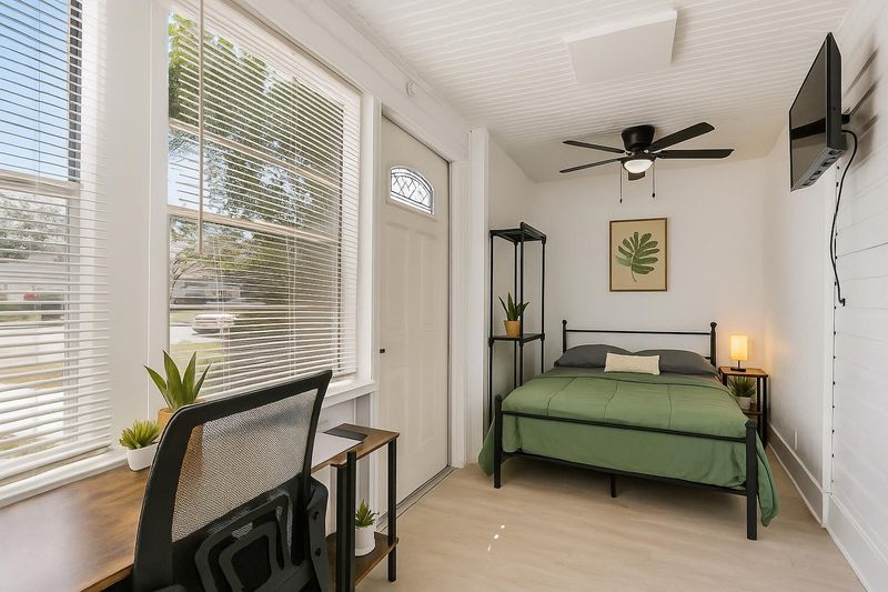 roommates in Undisclosed, St. Petersburg, FL 33712 Updated/Mini-Fridge  Smart Tv less than 0.5mi to public transport Free In-unit Laundry (id. 12518) - cirtru.com