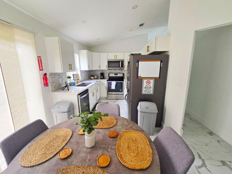 roommates in Undisclosed, Davie, FL 33314 Prime Location! NO Move-In Fee — All Utilities Included!Fast Wi-Fi, Smart TV,Common areas regularly maintained, Bus routes around the corner Close to supermarkets⏱ Just minutes from Broward College, Nova Southeastern, and FAU Davie Campus (id. 14769) - cirtru.com