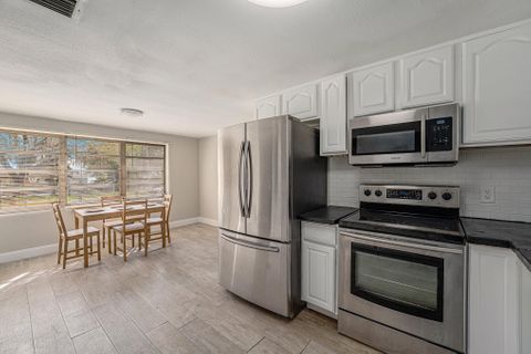 Lakeland House with Dining area. Comfortable & newly-renovated (id. 5525)