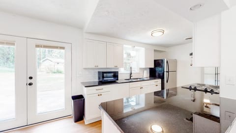 roommates in Undisclosed, Jonesboro, GA 30236 Great Location!! 1 Min to Chick-fil-A,  Easy Access to Main Street, Large Bedrooms, Quiet Street (id. 1018) - cirtru.com