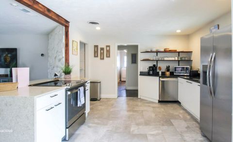 roommates in Undisclosed, Sarasota, FL 34231 High-quality & beautiful Sarasota House with Dining area (id. 8228) - cirtru.com