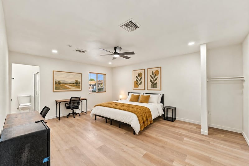 SUPERHOST Large Home in Phoenix With 10 Bathrooms, FREE Washer Dryer, Mini- Fridges in Each Room, Dining Nook, 2x a Month Cleaning And Near Highways and Grocery Stores, REMOTE WORK Friendly (id. 45669)