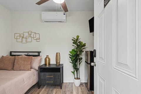 LIVE ALONE Modern Private ADU with Kitchen and Bath (id. 35137)