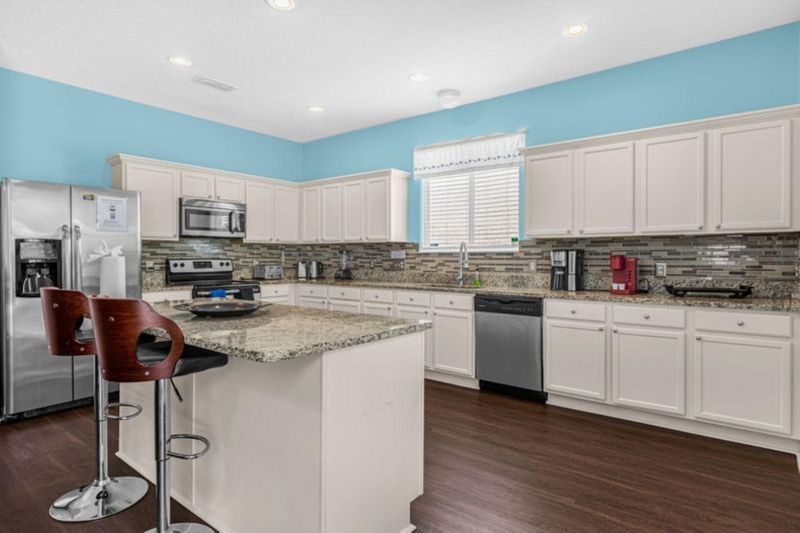 roommates in Undisclosed, Davenport, FL 33896 Room to Relax! A Large Home with Pool Just Minutes from Disney (id. 25950) - cirtru.com