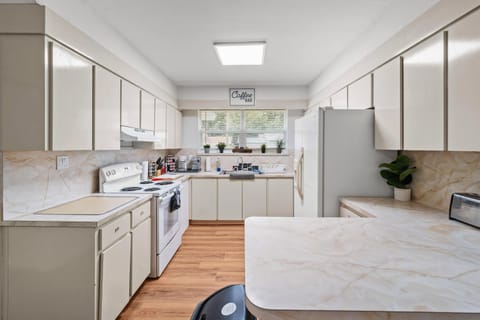 Live in Palatka, FL  NEWLY RENOVATED HOME!  Big, open rooms  Sun-filled windows  Fresh, modern vibe 

Don’t miss your chance to call this beauty HOME! (id. 17973)