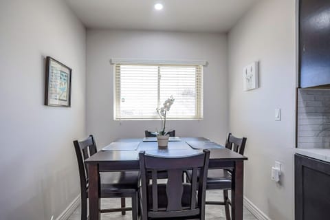 roommates in Undisclosed, Mesa, AZ 85203 Best Location in Mesa — Walk to Light Rail, Bus & Grocery. 3 GIG GFIBER!!! Pool Home & a Community That Feels Like Family (id. 6518) - cirtru.com