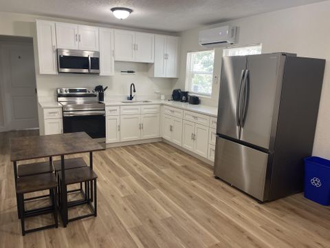 Live in Badger Handcock Acres (id. 7719)