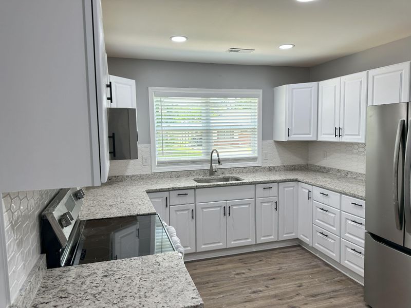 Modern Room Near UAH – All Utilities Included! (id. 14874)