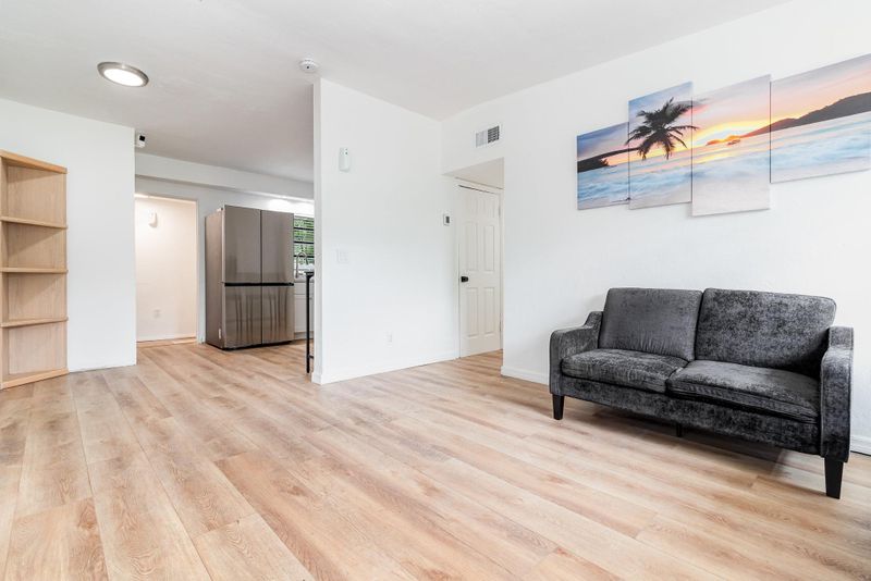 BEAUTIFULRenovated Home  Close to Public Transport  Washer/Dryer! (id. 15659)