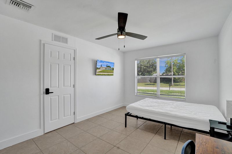 roommates in Undisclosed, Fort Pierce, FL 34983 Low Move-In fee! All Utilities Included! Free Fast Wi-Fi ! Smart Lock Rooms!  Plenty of Private Parking ! Affordable and Spacious Co-Living Home in Port Saint Lucie (id. 15850) - cirtru.com