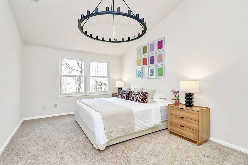 Experience elevated luxury rooms in the heart of University! Close prox. to UNCC, Uptown, & Concord! (id. 32589)