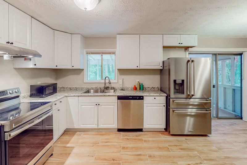 Newly Renovated Riverdale Home with Dining area and Enclosed Deck (id. 5549)