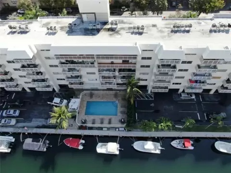 roommates in North Miami Beach Private Room in 2Bed.2Bath - cirtru.com