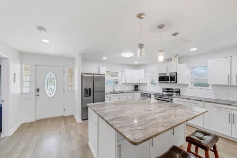 Best CoLiving in Sarasota  All-Inclusive Private Rooms • Utilities + Wi-Fi + Parking Included • Furnished + Keyless Entry • Safe, Clean & Hosted by a  Top Rated Host! (id. 5123)