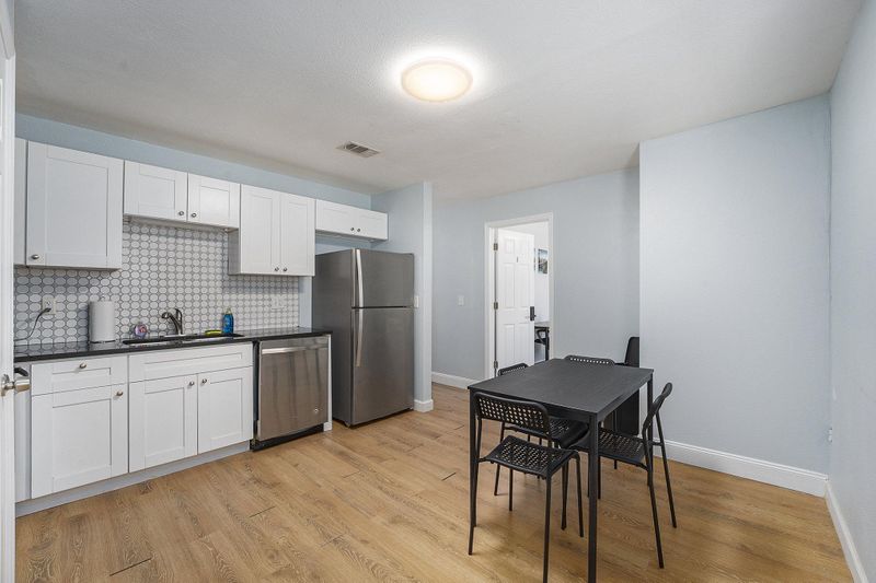 Tampa Duplex / Multiplex with Workspace. Cozy & newly-renovated (id. 9965)