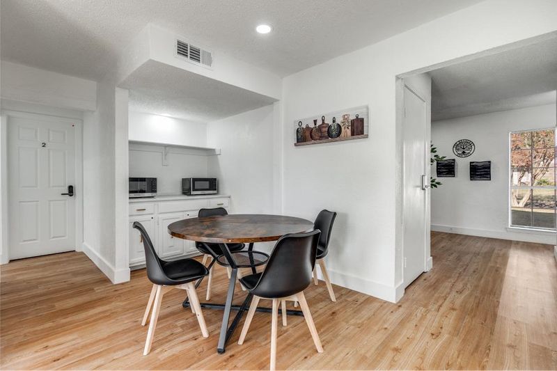 roommates in Undisclosed, Dallas, TX 75249 SUPERHOST Remodeled Dallas Home Spacious With 4 Bathrooms, TV in Room, FREE Washer Dryer,&nbsp; Spacious Dining Area, &nbsp;Monthly Cleaning And Near Highways,&nbsp;Grocery Stores, Mass Transit, REMOTE WORK Friendly, Parking (id. 22463) - cirtru.com