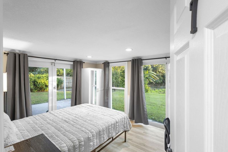 roommates in Undisclosed, Orlando, FL 32807 Lakefront Living with private furnished rooms in Azalea Park just off Semoran and Lake Underhill.  Minutes to Downtown Orlando, MCO Airport, Winter Park, hospitals, shopping, 408 (East West Expwy), 5 min walk to LYNX 28 and 10 min walk to LYNX 436S. (id. 20572) - cirtru.com