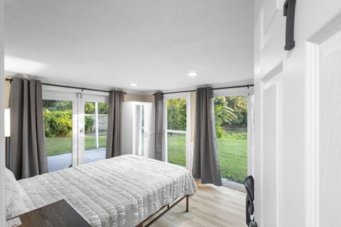 Lakefront Living with private furnished rooms in Azalea Park just off Semoran and Lake Underhill.  Minutes to Downtown Orlando, MCO Airport, Winter Park, hospitals, shopping, 408 (East West Expwy), 5 min walk to LYNX 28 and 10 min walk to LYNX 436S. (id. 20572)