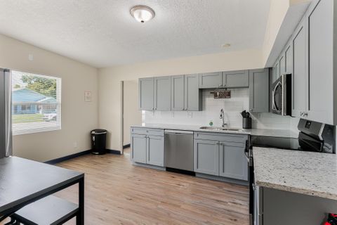 Charming Newly-Renovated Home with Modern Amenities (id. 7927)