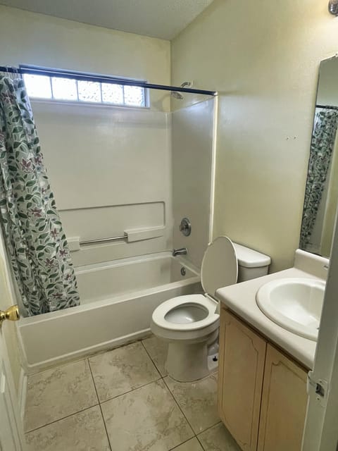Crystal Lake Home | Bus Stop 0.3 Mi (7-Min Walk) | Savannah Tech 0.5 Mi (id. 39972)