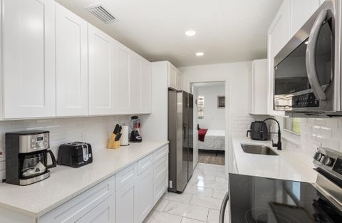 Experience Modern CoLiving near Universal, Kirkman Rd |  Managed by a Top Rated Host  |  All Utilities Including  High Speed Wi-Fi  | On-Site Laundry  |  Secure, Private, Furnished Rooms  | Personal Mini Fridge (id. 6656)