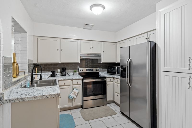 roommates in Undisclosed, Clearwater, FL 33756 Clearwater House with Dining area. Newly-renovated & comfortable (id. 3628) - cirtru.com