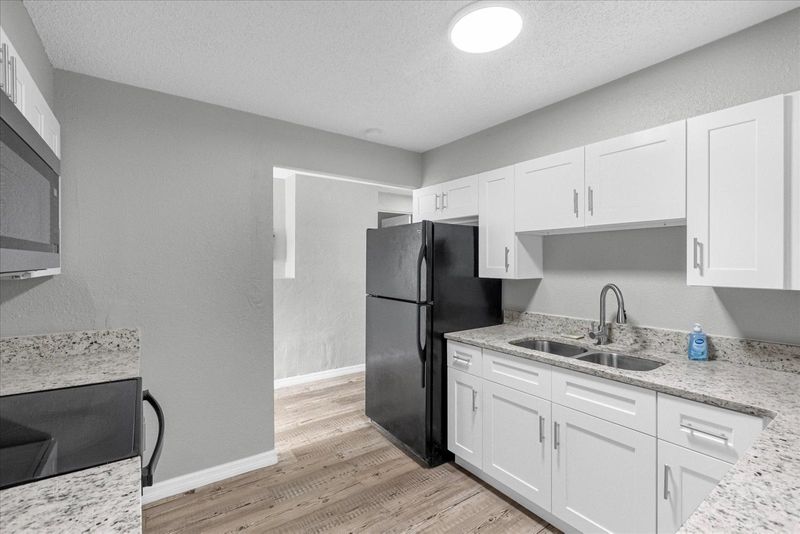 $229 Room NOW AVAIL FOR $189 GOOD THRU 10/12! PRVT BR! NO MOVE-IN FEE FALL SPECIAL! Modern Co-Living, Cozy Orl HM! Fast & FREE WI-FI,  FREE UTILITIES! Close to DT and Public Tran, Shopping, & More! 2 Baths, Spacious Kitchen & Laundry (id. 7540)