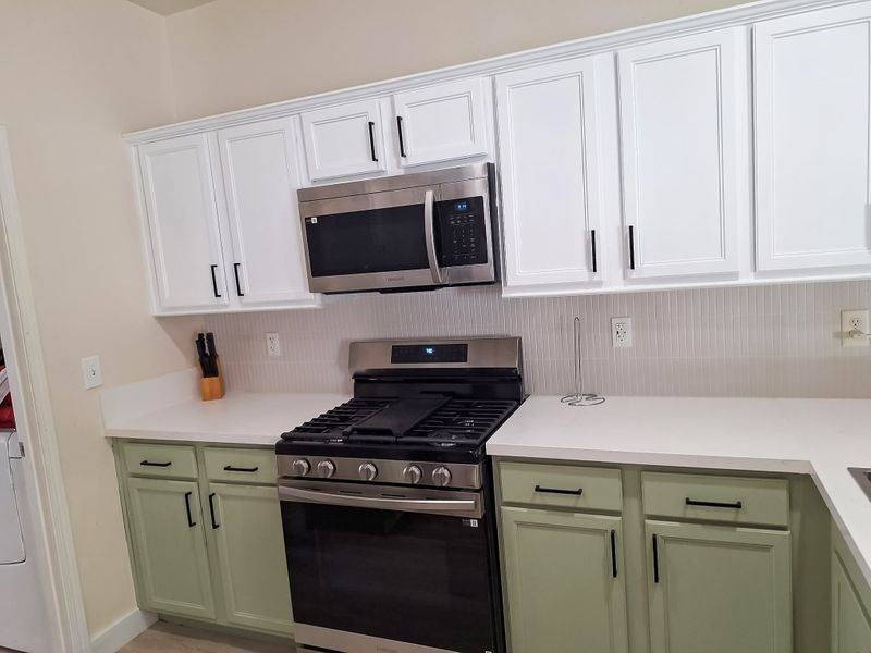 roommates in Undisclosed, Las Vegas, NV 89122 Modern, Renovated Las Vegas Home In A Gated Community with Pool (id. 19637) - cirtru.com