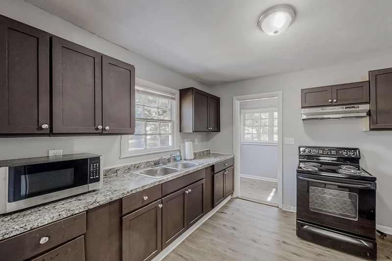 Stylish Upgraded Home  Super High-Speed Wi-Fi 400Mbps Biweekly Cleaning   Less than 1 Min Walk to Bus Stop  Onsite Parking  Smart Lock Rooms (id. 3844)