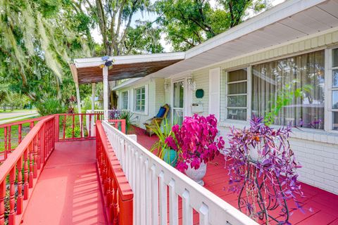 Convenient, Spacious, & Beautiful Plant City Home w/ Living Room & Semi-Rural Environ  -  Additional Person Permitted w/ Fee Agreed to With Host, Prior to Moving In - Added to Weekly Rate (id. 12930)