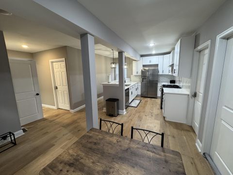 Modern & newly-renovated Baltimore House with ample parking and backyard, stone throw from several amenities including banks and less than 15 minutes from the Baltimore downtown area (id. 10297)