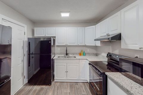 Live in Style in This Trendy Area—Your New Home Awaits! (id. 7934)