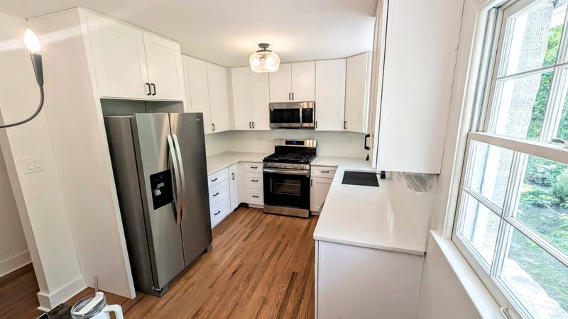 Beautiful House With A River in the Backyard - 1 min Walk to Bus Stop - 1 GB Internet Speed! (id. 13784)