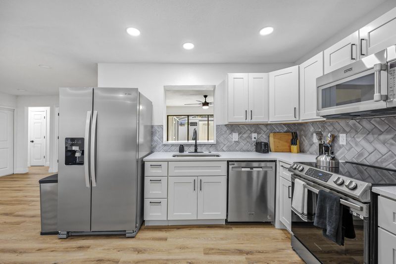 Newly upgraded pool home minutes from FIT!! (id. 9838)