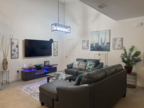 Lovely 3BD/2&1/2B  Modern/Cozy/homey 
in safe and great location (id. 19475)