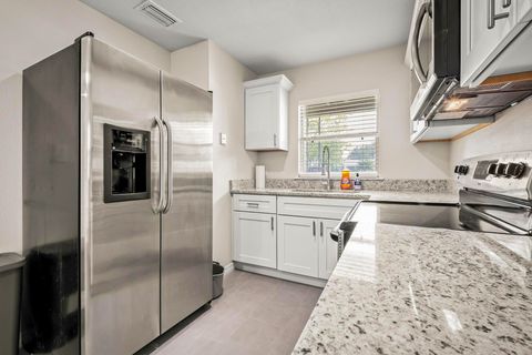 roommates in Undisclosed, Orlando, FL 32805 Newly Renovated Home Near DT Orlando,  Millenia Mall,  I-Drive & I4 !! (id. 3213) - cirtru.com