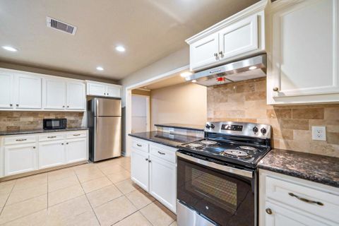 A Comfortable & Easily Accessible Den in Houston (id. 2232)