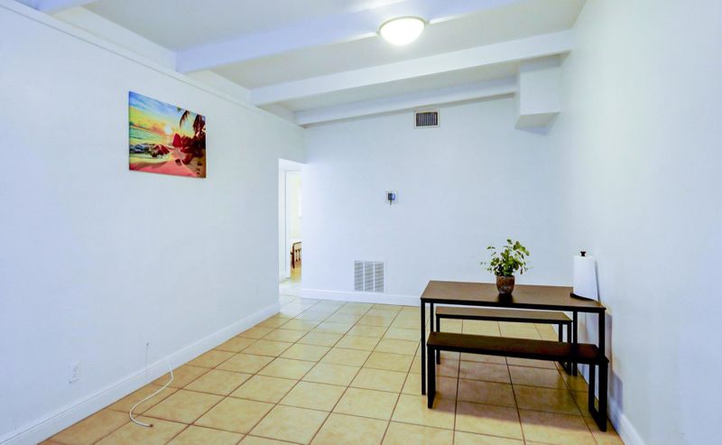 Comfortable & homey Tampa House with Backyard (id. 4214)