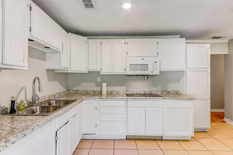 Beautiful Jacksonville House with Dining area. Newly-renovated & beautiful (id. 3615)