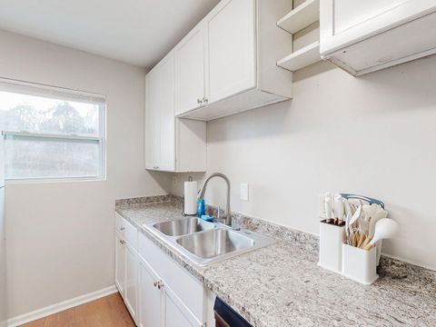 GOLD STAR ROOM FOR RENT LOCATED IN STONE MOUNTAIN WITH TOP HOST! (id. 26782)