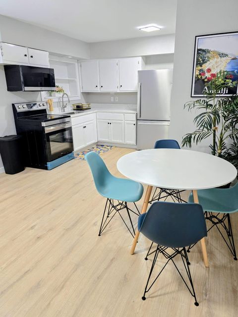 Live in Cedar Crest (id. 31642)