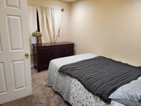 Private Room in 3Bed.1Bath