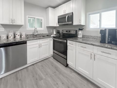 roommates in Undisclosed, Orlando, FL 32805 Orlando House with Dining area. Modern & newly-renovated (id. 7756) - cirtru.com