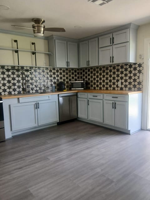 Beautiful Home Centrally Located!!!! (id. 35477)
