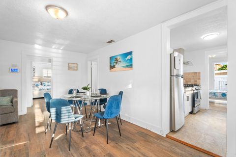 Cozy Coastal-Inspired Rooms with Modern Comforts (id. 17077)